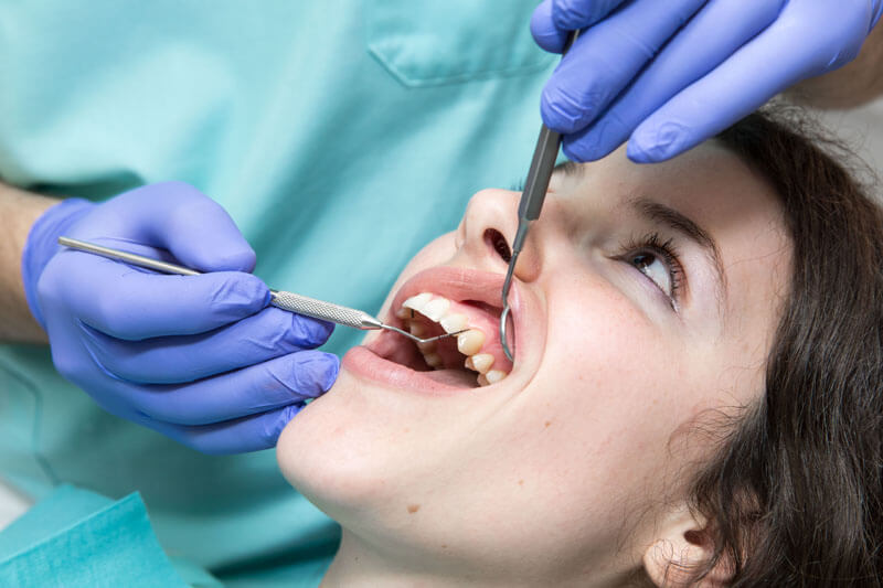 Hogyan kezeli a fogorvos a fogínysorvadást? - GoldenDent