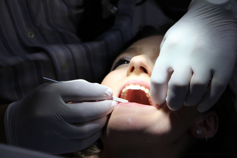 Fogínygyulladás kezelése a fogorvosi rendelőben