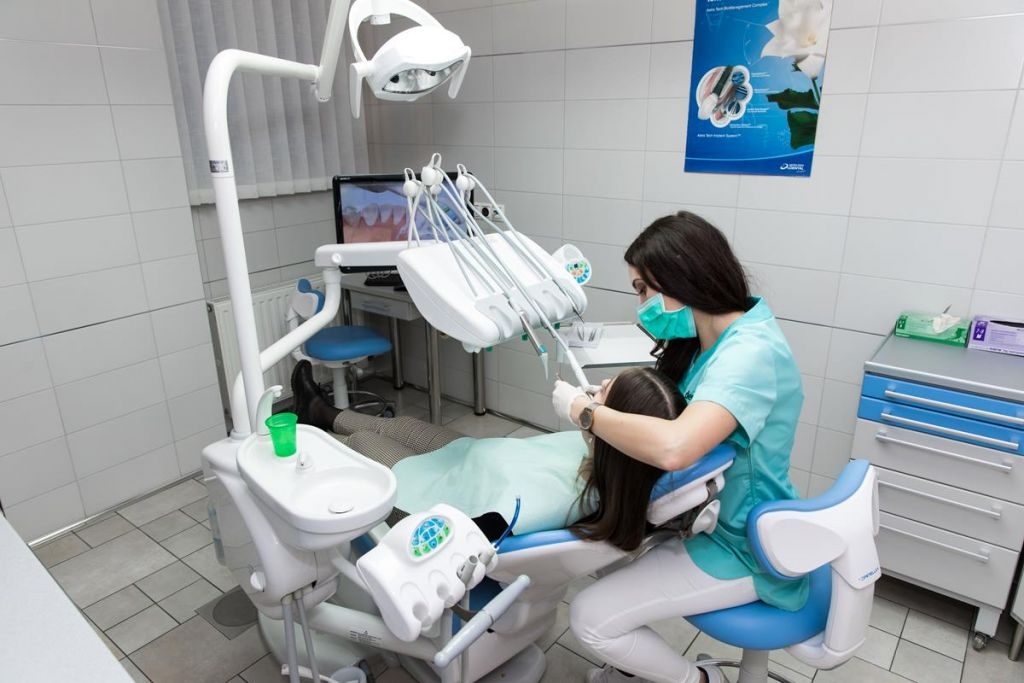 Ultrahangos fogkőleszedés a fogorvosi rendelőben. 