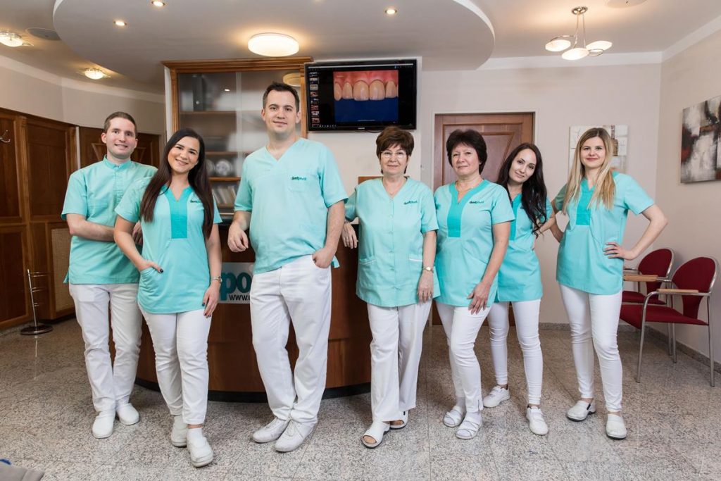 A Dentpoint Centrum fogorvosai, dentálhigiénikusai és fogászati asszisztensei.