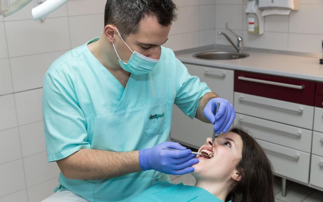 Orális implantológia szakvizsga birtokában elvégzett fogászati kezelés a rendelőben.