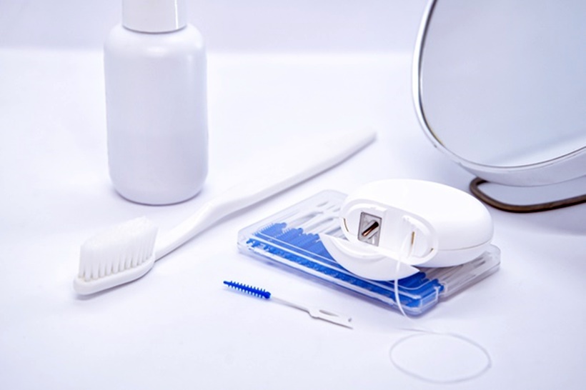 A helyes fogápolás a helyes fogmosás mellett a fogköztisztítást is magában foglalja.