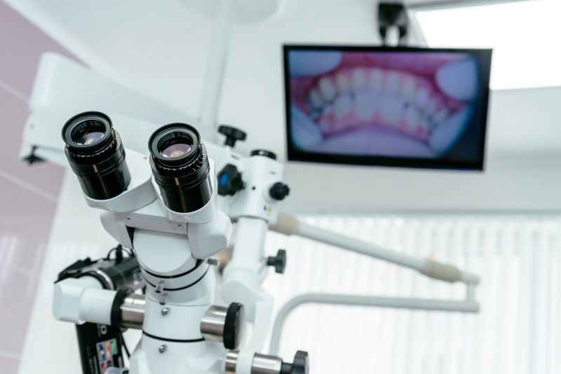A foggyökér gyulladás  sikeresen kezelhető mikroszkópos gyökérkezeléssel