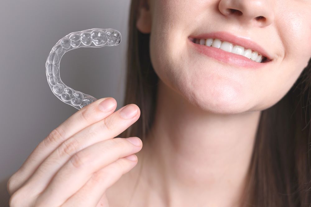 A fogcsikorgatás elleni sín
elkülönítve tartja az alsó és felső fogakat, megakadályozva a csikorgatást.