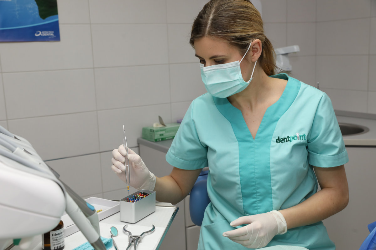 gyokerkezeles-utan Gyökérkezelés után az érzéstelenítés elmúltáig kerüljük az ételek fogyasztását!