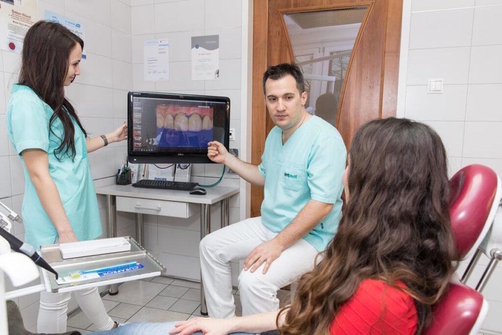 Fogágybetegség kezelése és vizsgálat a rendelőben.