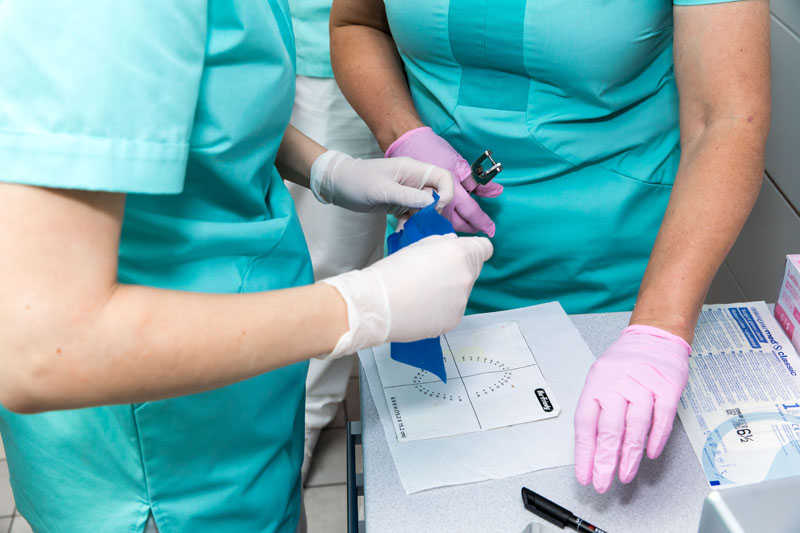 A PRF technika során a páciens véréből készítünk autogén graftot.