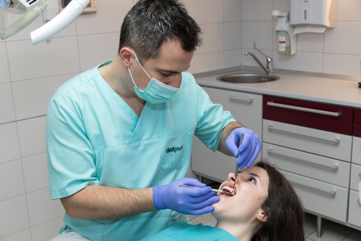 Fogorvosi eszközök a fog implantátum eltávolítása kezeléshez kapcsolódóan.