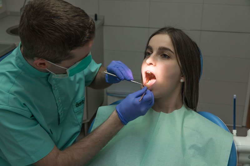 Ínyig letört gyökérkezelt fogra is kerülhet korona.