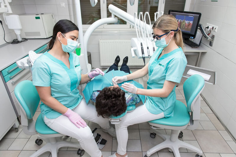  A fogínysorvadás kezelése a rendelőben.