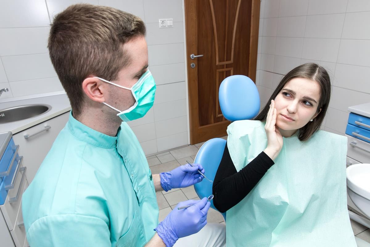 Gyökérkezelés: beletört tű is okozhat ritkán utólagos fájdalmat.