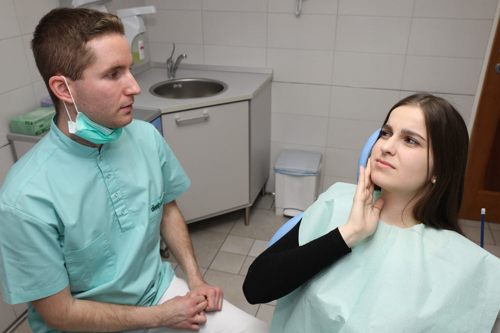 A hidegre érzékeny fog hátterében állhat fogszuvasodás, ínyvisszahúzódás, fogcsikorgatás vagy repedt, törött fog.