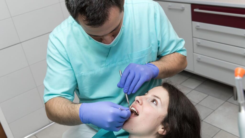 Ízületi betegségeket, koraszülést is okozhat a fogínysorvadás