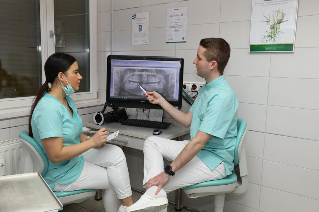 A kombinált fogpótlás a rögzített és a kivehető fogpótlást ötvözi.