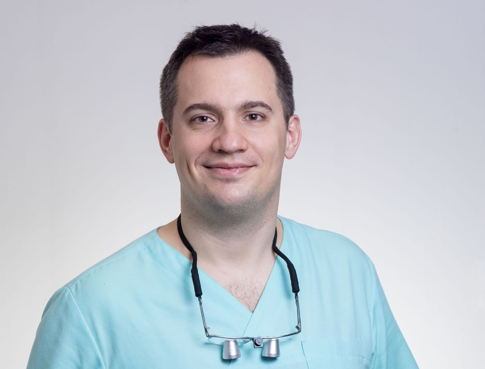 Dr. Molnár Bálint, az orális implantológia szakorvosa cím birtokosa.
