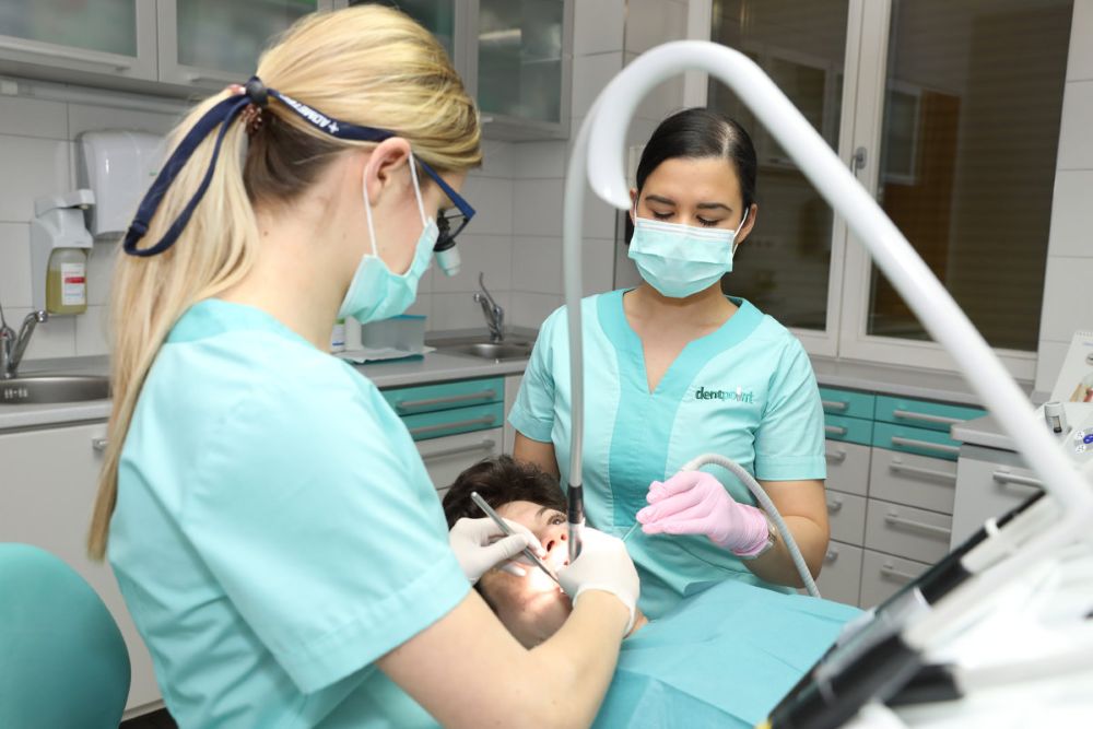 Az overlay fogbetét modern, tartós és esztétikus megoldást kínál a súlyosan károsodott fogak helyreállítására.