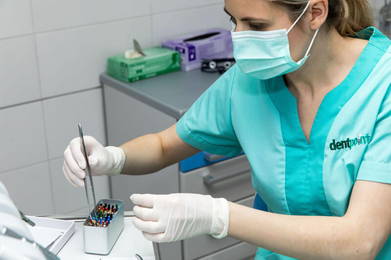 A fogínysorvadás orvosi szakszóval parodontitis (és nem paradontózis, ami helytelen).