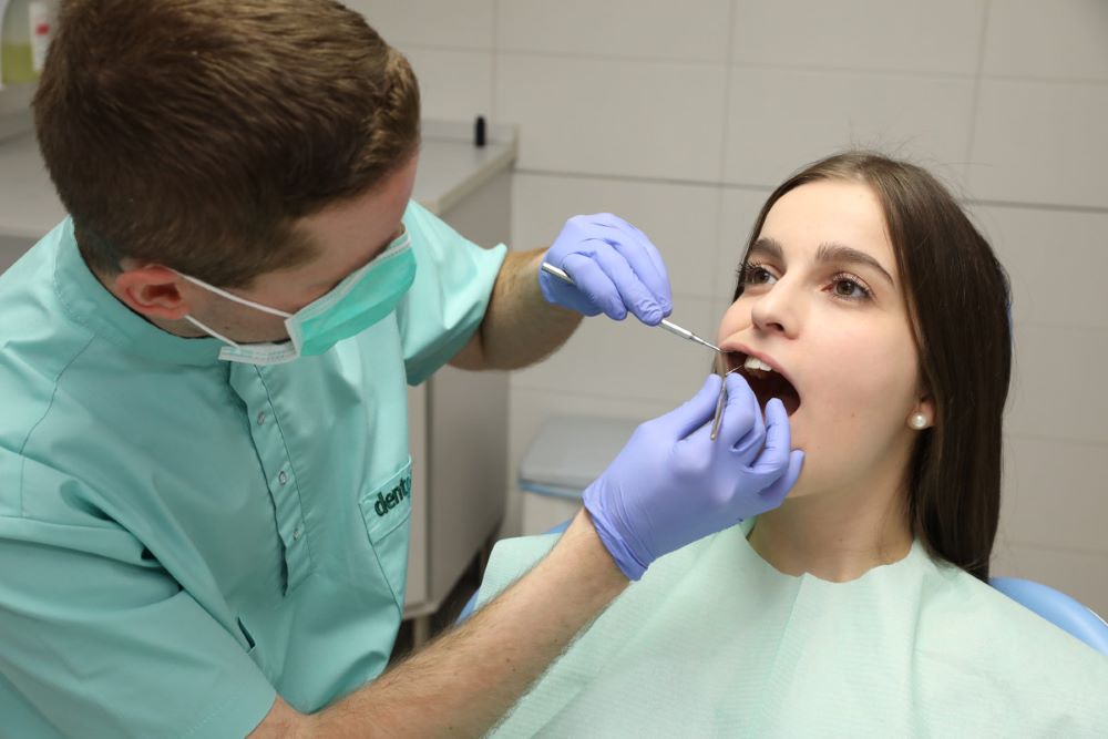 A pericoronitis a bölcsességfogat körülvevő íny gyulladása.