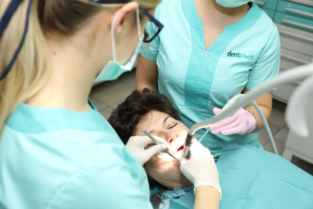 A trepanálás a gyökérkezelés egyik első lépése.